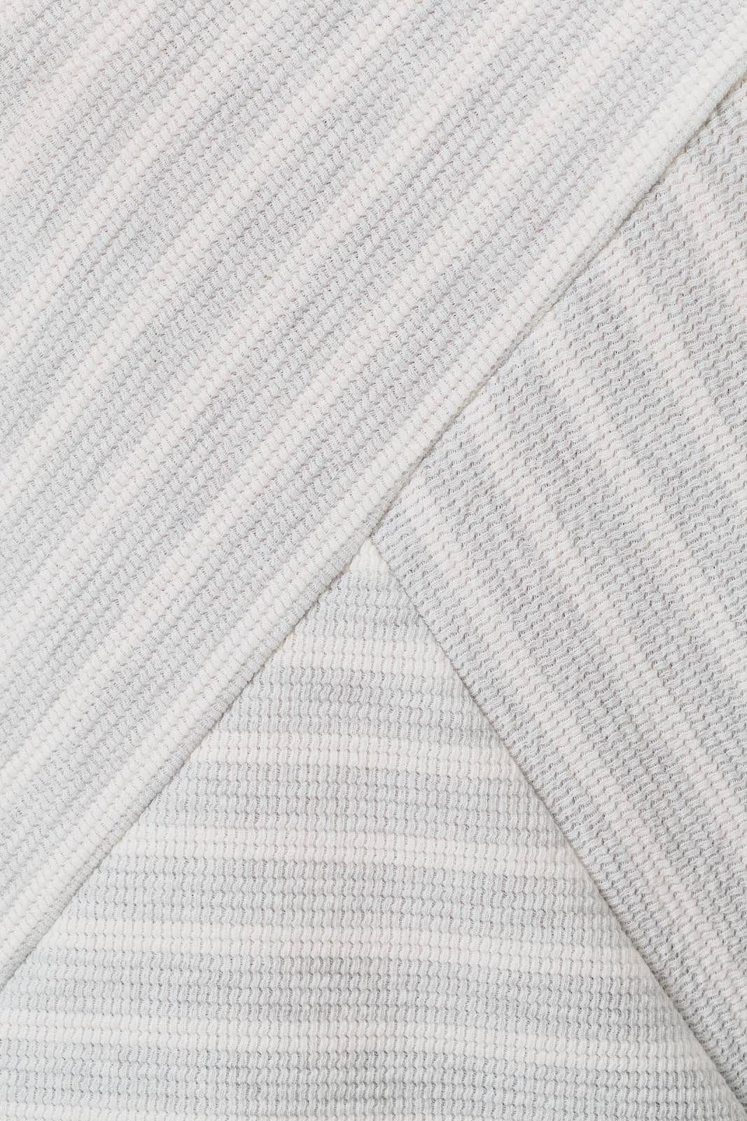 CREW NECK SLEEVELESS DIAGONAL PANEL STRIPE TOP: LT GREY-CREAM STRIPE